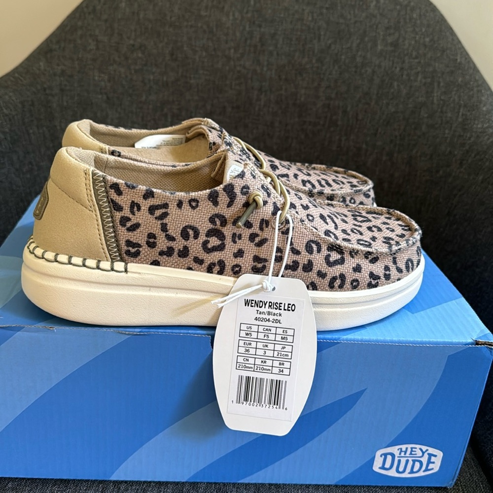 Hey Dude- Wendy Rise Leopard, Size 5, NWT